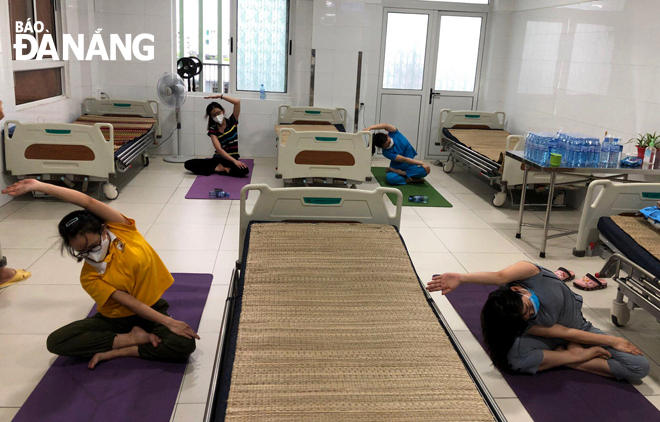 Các buổi tập Yoga giúp đội ngũ bác sĩ, nhân viên y tế của Bệnh viện  Đà Nẵng thêm nhiều sức khỏe, lạc quan để chiến thắng Covid-19.  Ảnh: NGUYỄN HOÀNG KHÁNH	