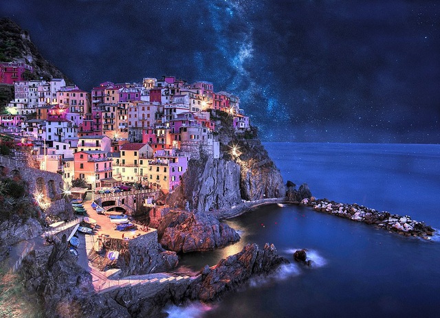 Bức “Vùng đất diệu kỳ Neverland” được chụp bởi nhiếp ảnh gia người Hungary Péter Hoszáng tại thị trấn Manarola, La Spezia, Ý.