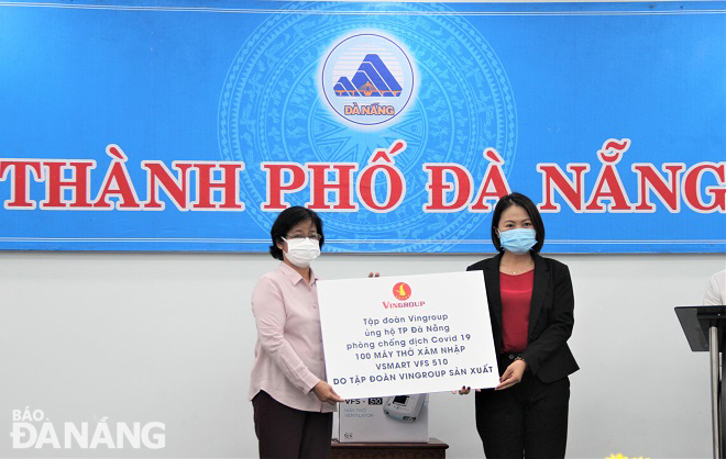 Municipal Fatherland Front Committee Chairwoman Dang Thi Kim Lien (left), on behalf of the city leaders and locals, receiving 100 VFS 510 intrusion ventilators from Vingroup