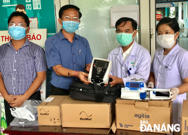  The Da Nang Young Entrepreneurs’ Association presented medical equipment the Hoa Vang District Medical Centre, to support Covid-19 treatment here.