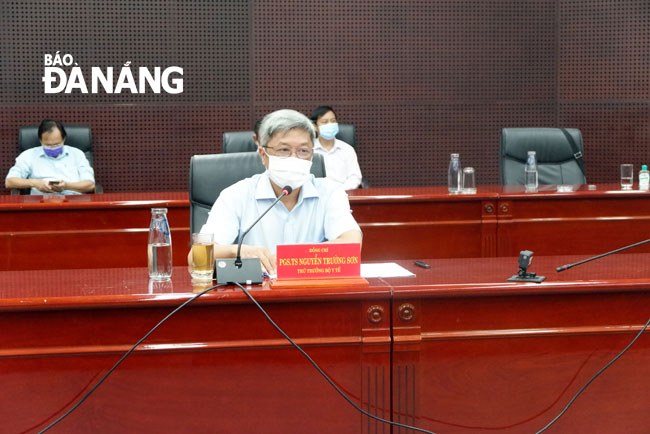Thứ trưởng Bộ Y tế Nguyễn Trường Sơn cho biết sẽ hỗ trợ Đà Nẵng tăng tốc, mở rộng quy mô xét nghiệm. Ảnh: PHAN CHUNG