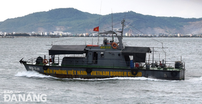 Border guard ship BP. 08-11-01 tows fishing vessel DNa 50484 TS in distress to the mainland safely 