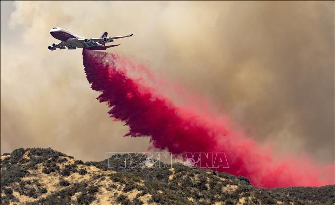 Máy bay phun nước dập lửa cháy rừng tại Banning, California, Mỹ, ngày 1-8-2020. Ảnh: AFP/TTXVN