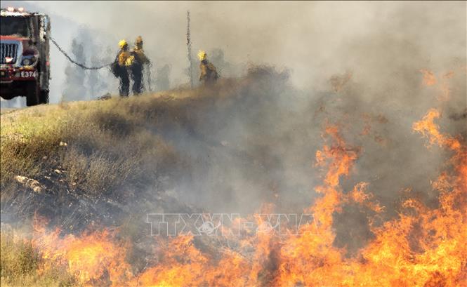 Khói lửa bốc lên từ đám cháy rừng tại Banning, California, Mỹ, ngày 1-8-2020. Ảnh: AFP/TTXVN