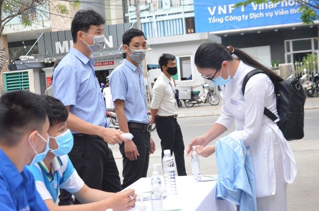 Học sinh Đà Nẵng đo thân nhiệt, sát khuẩn tay trước khi vào trường