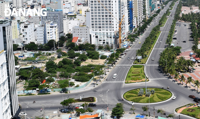 Hiện các sở, ngành đang lập quy hoạch và đề xuất thành phố đưa một số khu đất ra đấu giá, kêu gọi đầu tư.  TRONG ẢNH: Khu đất ở góc đường Võ Văn Kiệt - Võ Nguyên Giáp đang được lập điều chỉnh quy hoạch để kêu gọi đầu tư.  Ảnh: HOÀNG HIỆP