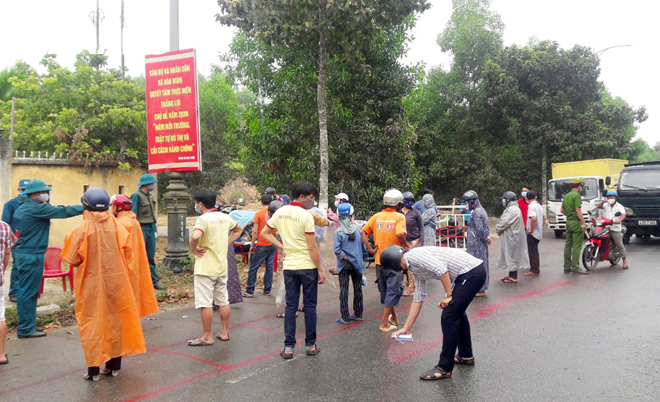 Chốt kiểm dịch tại xã Hòa Ninh làm nhiệm vụ khoanh vị trí cho người dân ra vào chốt chờ khai báo lịch trình và đo thân nhiệt. Ảnh: T. HUY	