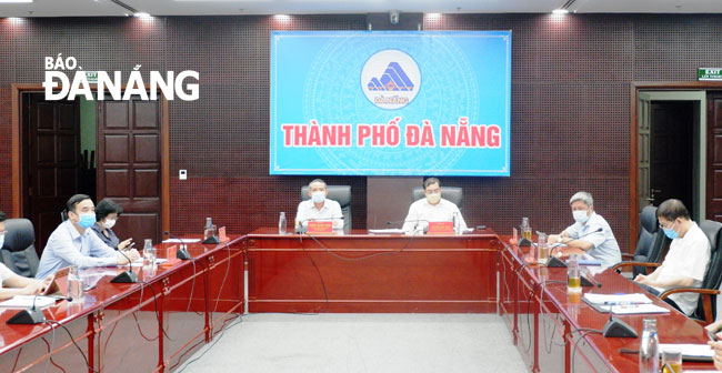 Da Nang Party Committee Secretary Truong Quang Nghia (left) and municipal People's Committee Chairman Huynh Duc Tho (right) attending the online meeting