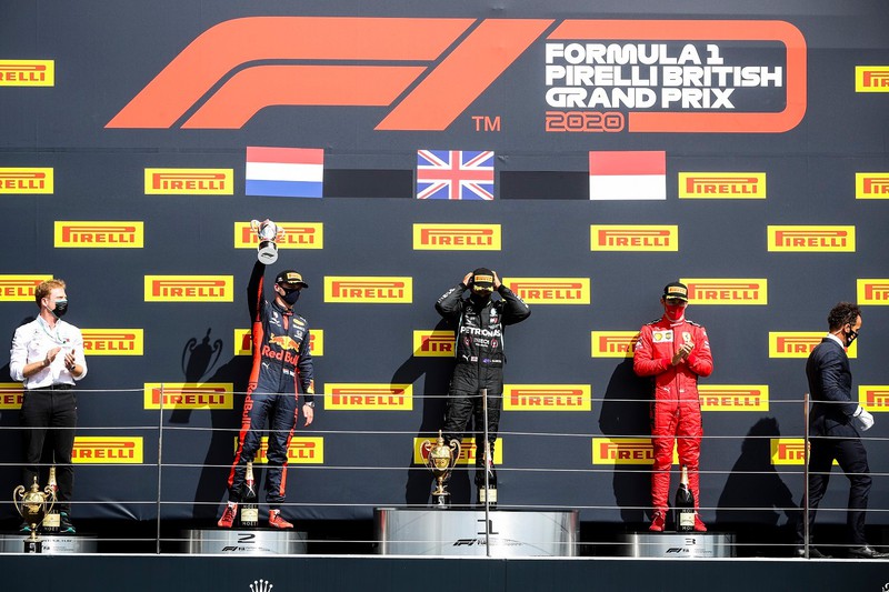 Các tay đua trên bục vinh quang – Lewis Hamilton, Max Verstappen, Charles Leclerc.