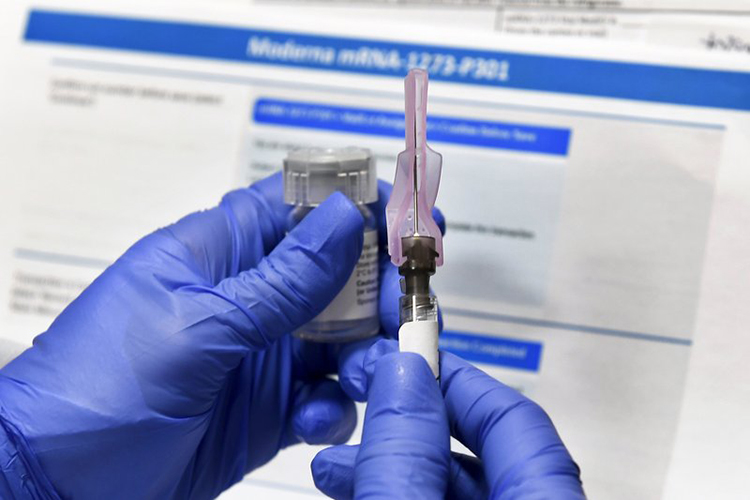 Một liều vắc-xin phòng COVID-19 được thử nghiệm tại Mỹ. Ảnh: AP