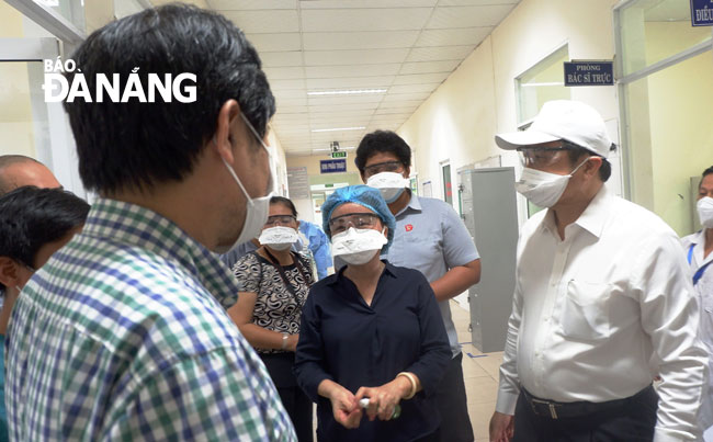 Tại bệnh viện dã chiến Hòa Vang, BCĐ phòng, chống Covid-19 thành phố ghi nhận, động viên tinh thần làm việc của cán bộ, nhân viên y tế tại đây trong nỗ lực tiếp nhận, điều trị các bệnh nhân Covid-19. Ảnh: PHAN CHUNG