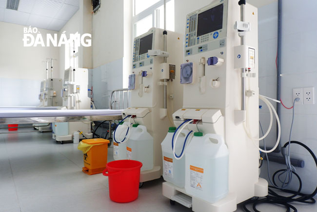 Hiện tại ngành y tế thành phố đang tập trung hỗ trợ thiết bị, nhân lực cho bệnh viện dã chiến Hòa Vang. Trong ảnh: Hệ thống máy chạy thận nhân tạo vừa lắp đặt để phục vụ bệnh nhân thận nhân tạo nhiễm Covid-19. Ảnh: PHAN CHUNG