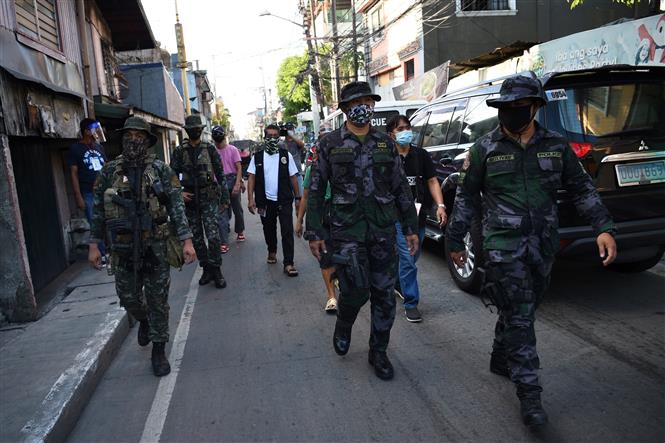 Cảnh sát tuần tra tại một tuyến phố ở ngoại ô thủ đô Manila, Philippines sau khi chính quyền địa phương tái áp đặt lệnh phong tỏa trong bối cảnh dịch COVID-19 lây lan nhanh, ngày 16/7/2020. Ảnh: AFP/TTXVN