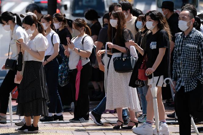 Người dân Tokyo đeo khẩu trang phòng dịch COVID-19. Ảnh: AFP/TTXVN