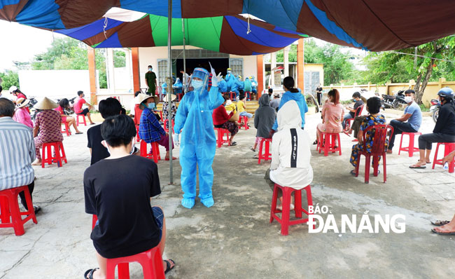 Người dân thôn Lệ Sơn Nam tập trung tại nhà văn hóa thôn để chờ lấy mẫu xét nghiệm.