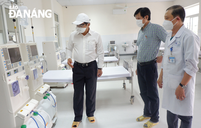 Chairman Tho (left) inspecting the installation of the hemodialysis system in the Hoa Vang field hospital