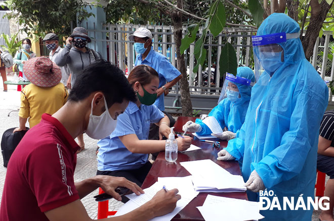 Ngay từ sáng sớm 4-8, người dân đã đến trụ sở Trạm y tế phường Hòa Hiệp Bắc thực hiện khai báo y tế. Ảnh: TRỌNG HÙNG