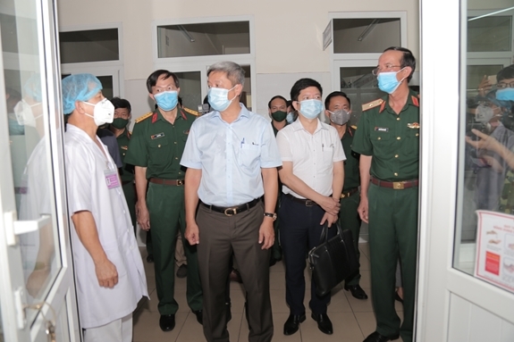 Vietnamese Deputy Minister of Health Nguyen Truong Son visiting the Da Nang-based C17 Military Hospital (Photo: www.qdnd.vn)