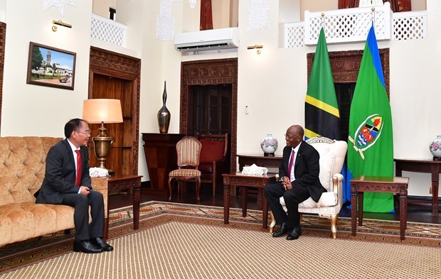  Newly-appointed Vietnamese Ambassador to Tanzania Nguyen Nam Tien (L) and Tanzanian President John Pombe Joseph Magufuli (Photo: VNA)