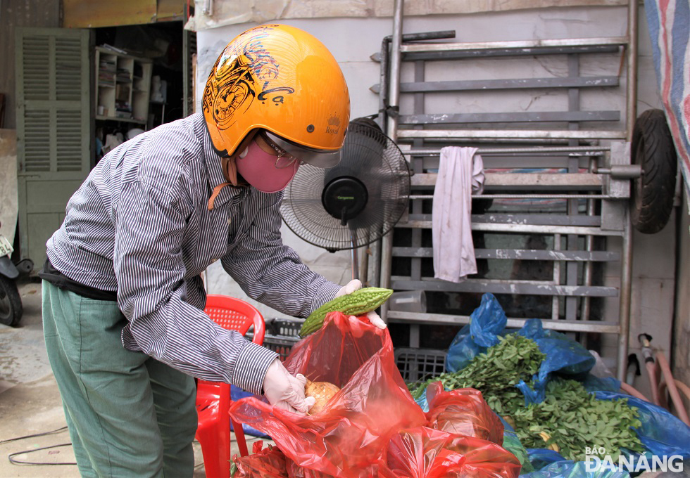 Lương thực, thực phẩm được các tình nguyện viên chia ra thành các túi nhỏ để chuyển đến tận nơi cho các bạn sinh viên, người lao động.