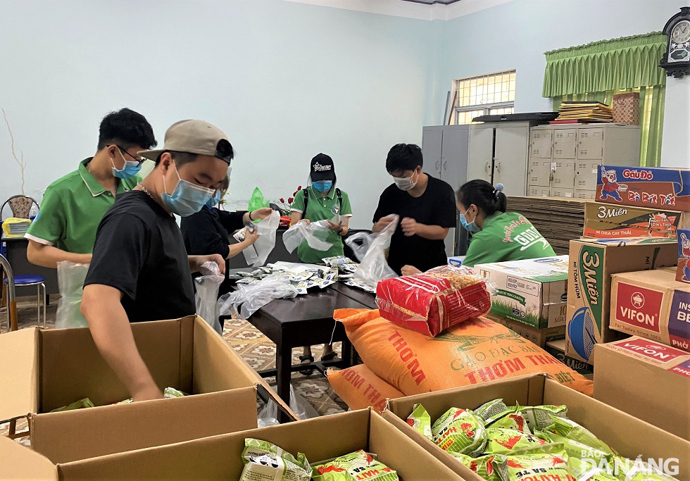 Cùng chung mục đích hỗ trợ các em sinh viên bị mắc kẹt lại Đà Nẵng, Đoàn Thanh niên trường Đại học Sư phạm - Đại học Đà Nẵng đã vận động và phát 600 suất quà, gồm: mỳ gói, bánh, trứng, sữa cho các em sinh viên.