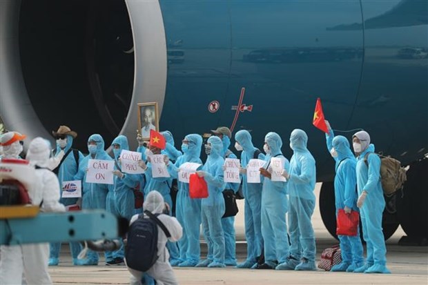 Vietnamese citizens from Equatorial Guinea express their sincere thanks to the Party and State for bringing them home (Photo: VNA)