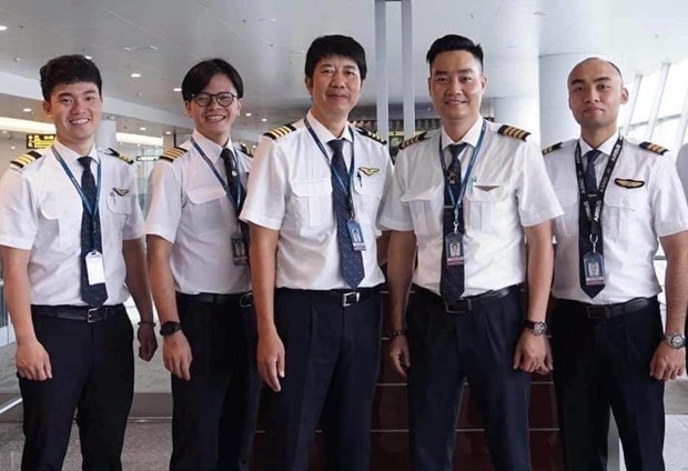 Vu Duc Nghia (first from left) and other pilots of the recent flight bringing 219 Vietnamese citizens living in Equatorial Guinea home (Photo courtesy of the pilot)