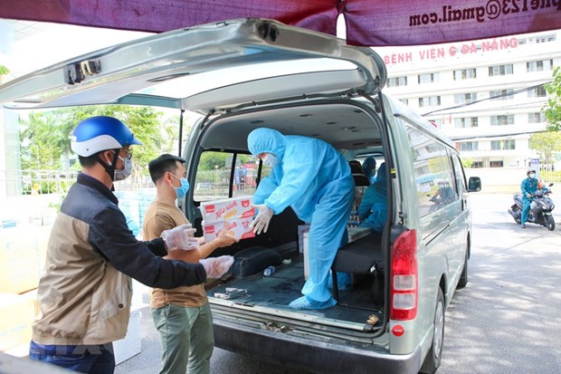 People in Da Nang present aid packages to support those on the frontlines (Photo: VNA)