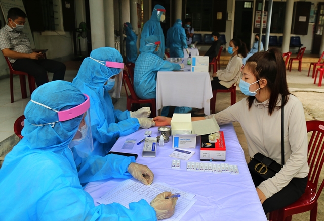 Health workers in Đông Hà City of Quảng Trị Province test those returning from the coronavirus hotspot Đà Nẵng on August 3.