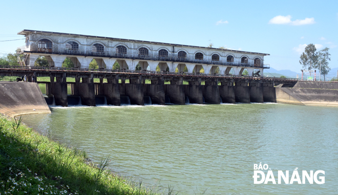 Dawaco đề xuất ý tưởng xây đập ngăn mặn trên sông Cẩm Lệ để giải quyết triệt để tình trạng nhiễm mặn, thiếu nước sinh hoạt. TRONG ẢNH: Trạm bơm phòng mặn An Trạch. 			     Ảnh: HOÀNG HIỆP
