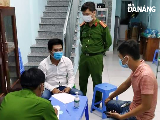 Lực lượng công an phường Nại Hiên Đông làm việc với đối tượng trốn cách ly tại Quảng Nam. Ảnh: VĂN HOÀNG