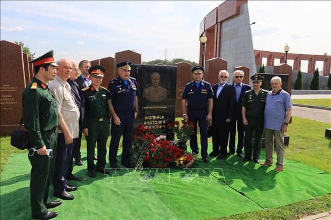 Đại diện Bộ Quốc phòng Nga, những người bạn chiến đấu, cựu chuyên gia Liên Xô tại Việt Nam tại Lễ đặt bia tưởng niệm cố Thượng tướng Khiupenen. Ảnh: Trần Hiếu/Pv TTXVN tại LB Nga