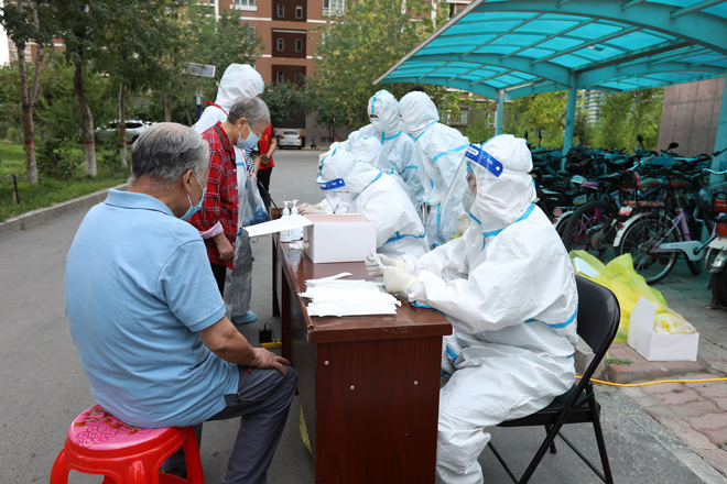 Các nhân viên y tế thực hiện xét nghiệm tại vùng tự trị Tân Cương. Ảnh: Getty Images	
