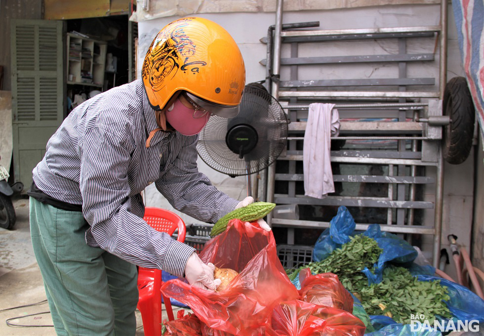 Food are being divided into small bags that will be delivered to students and workers in difficult circumstance