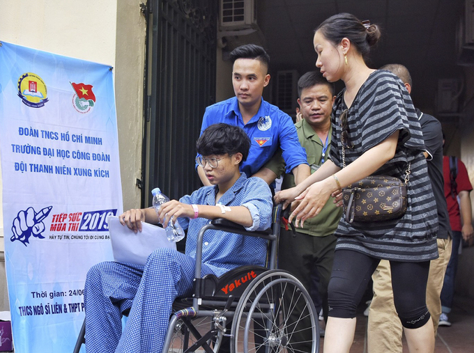 Thí sinh ngồi xe lăn vẫn đến điểm thi THPT quốc gia năm 2019. Ảnh: Giang Huy.