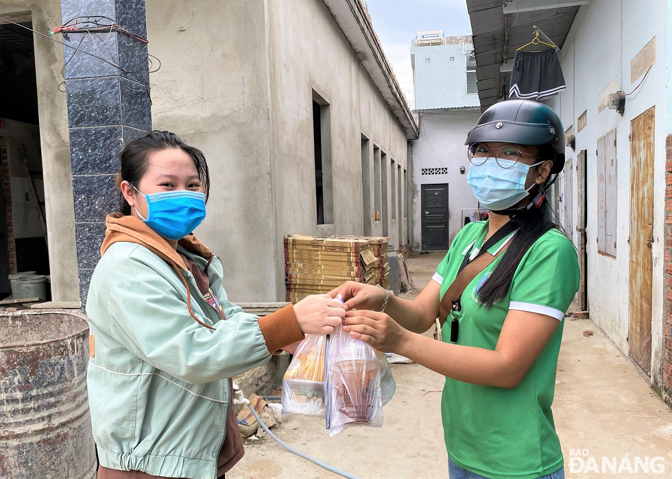 In addition, the Social Work Team of the Da Nang University of Education offers ‘banh canh’ (rice spaghetti) and lemon tea to disadvantaged students in Lien Chieu District