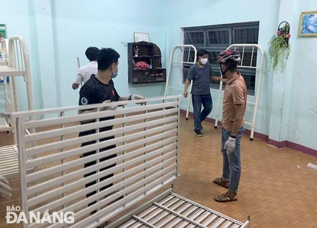 Những chiếc giường tầng vừa gửi về được lực lượng Dân quân và Đoàn viên thanh niên các xã lắp ráp để phục vụ cho nhân dân tại các điểm cách ly tập trung trên địa bàn huyện Hòa Vang.