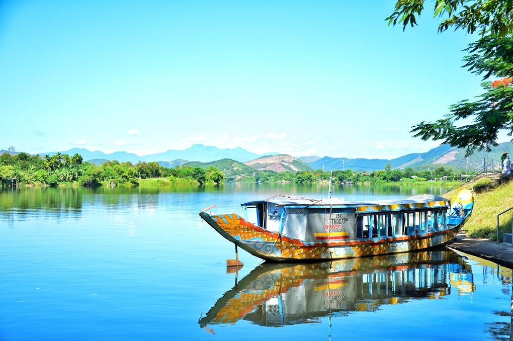 Những chiếc thuyền rồng neo đậu trên dòng sông Hương, chuyên chở du khách khách ngắm cảnh sông nước hữu tình, nghe ca Huế và tìm hiểu nét văn hóa nghệ thuật độc đáo cố đô.