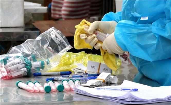 Các tổ công tác của Trung tâm y tế Quận Sơn Trà (Đà Nẵng) đã “đến từng nhà, rà từng người” để tiến hành lấy mẫu xét nghiệm virus SARS-CoV-2 cho các khu phố bị cách ly, có nguy cơ lây nhiễm trong địa bàn quận. Ảnh: Quốc Dũng/TTXVN