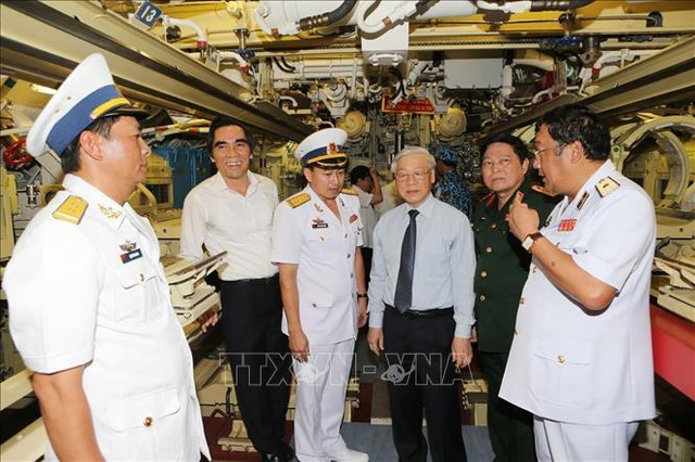 Tổng Bí thư Nguyễn Phú Trọng thị sát bên trong tàu ngầm Hải Phòng (Lữ đoàn Tàu ngầm 189), trong chuyến thăm, làm việc với các đơn vị Vùng 4 Hải quân, ngày 5/5/2016. Ảnh: Trí Dũng - TTXVN