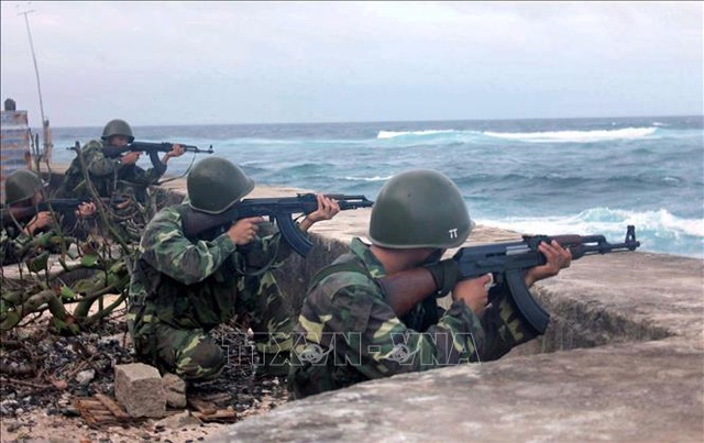 Chiến sĩ đảo An Bang (quần đảo Trường Sa) thường xuyên nâng cao cảnh giác, luyện tập sẵn sàng chiến đấu, sẵn sàng bảo vệ vững chắc chủ quyền biển, đảo Tổ quốc. Ảnh: Hoàng Hùng - TTXVN
