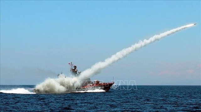 Tàu tên lửa hiện đại HQ-378 thuộc biên chế Lữ đoàn 167 (Vùng 2 Hải quân) diễn tập bắn đạn thật trên biển. Ảnh: Tư liệu.