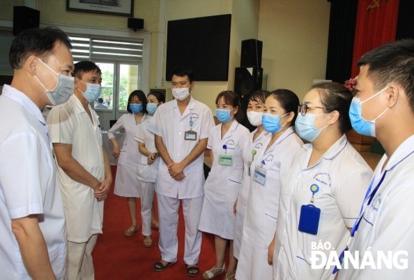 Lãnh đạo Bệnh viện Hữu nghị Việt - Tiệp dặn dò các y, bác sĩ trước khi lên đường “tiếp lửa” Đà Nẵng.