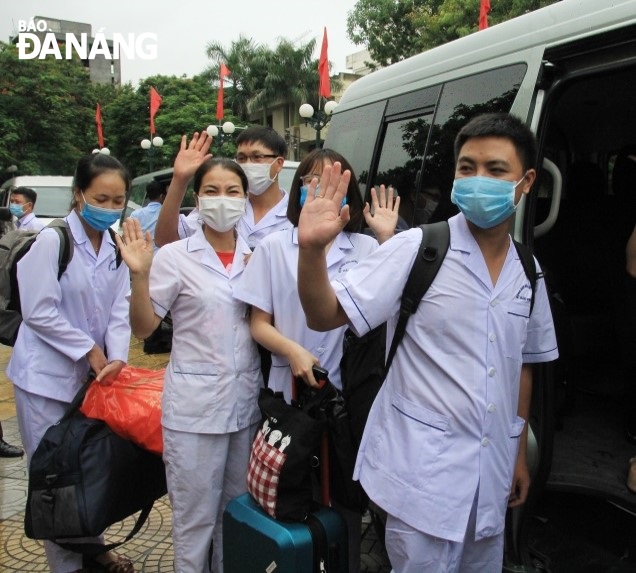 Chia tay đồng nghiệp và gia đình, các điều dưỡng, tham gia tuyến đầu chống dịch, “tiếp lửa” thành phố Đà Nẵng.