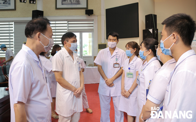 Ban Giám đốc Bệnh viện Việt-Tiệp gặp gỡ, dặn dò các bác sĩ, điều dưỡng của bệnh viện tham gia chi viện cho Đà Nẵng.  Ảnh: VIỆT HOÀNG