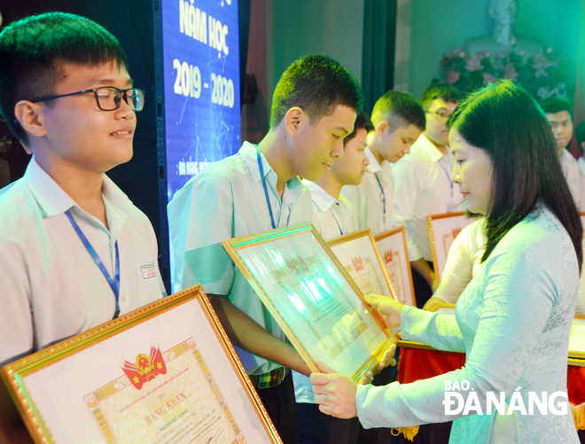 Giám đốc Sở Giáo dục và Đào tạo Lê Thị Bích Thuận trao giải nhì cho 2 em Trương Thanh Xuân và Nguyễn Đức Hoàng. (Ảnh chụp tháng 6-2020)Ảnh: NGỌC PHÚ	