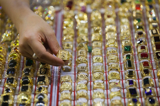  Người dân chọn mua vàng tại một cửa hàng ở Bình Thạnh, TP. HCM. Ảnh: Quỳnh Trần.