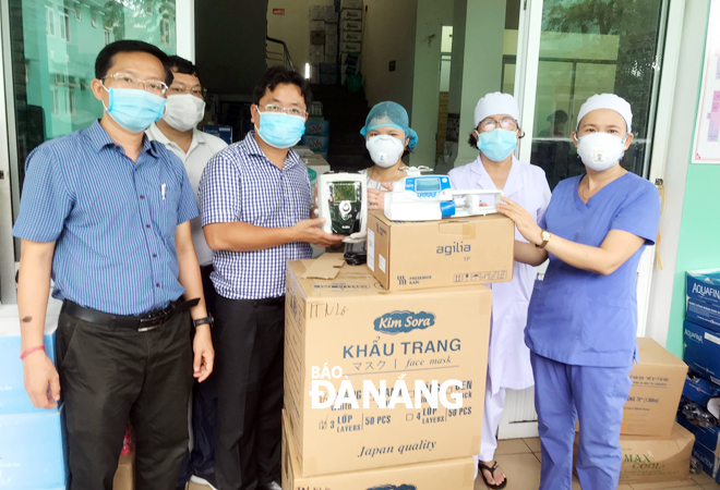 Representatives from the Young Entrepreneurs’ Association donating medical equipment to the Da Nang Lung Hospital