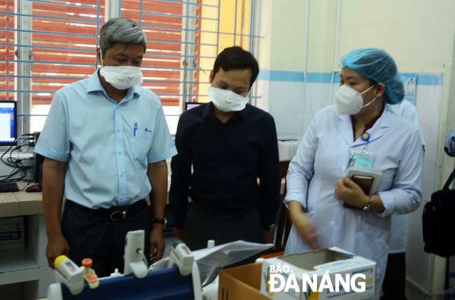 Thứ trưởng Bộ Y tế Nguyễn Trường Sơn (trái) kiểm tra công tác phòng, chống dịch tại Bệnh viện 199, Bộ Công an. Ảnh: PHAN CHUNG	