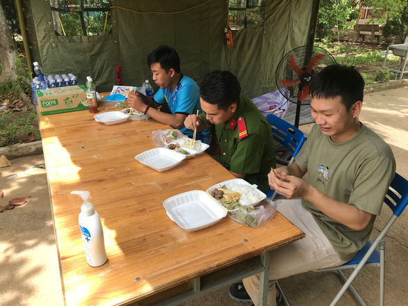 Workers of a supervision station have quick lunch on the Bồ Bồ Hill, which is the gateway of Hòa Vang District with Điện Bàn Town in the neighbouring Quảng Nam central province.